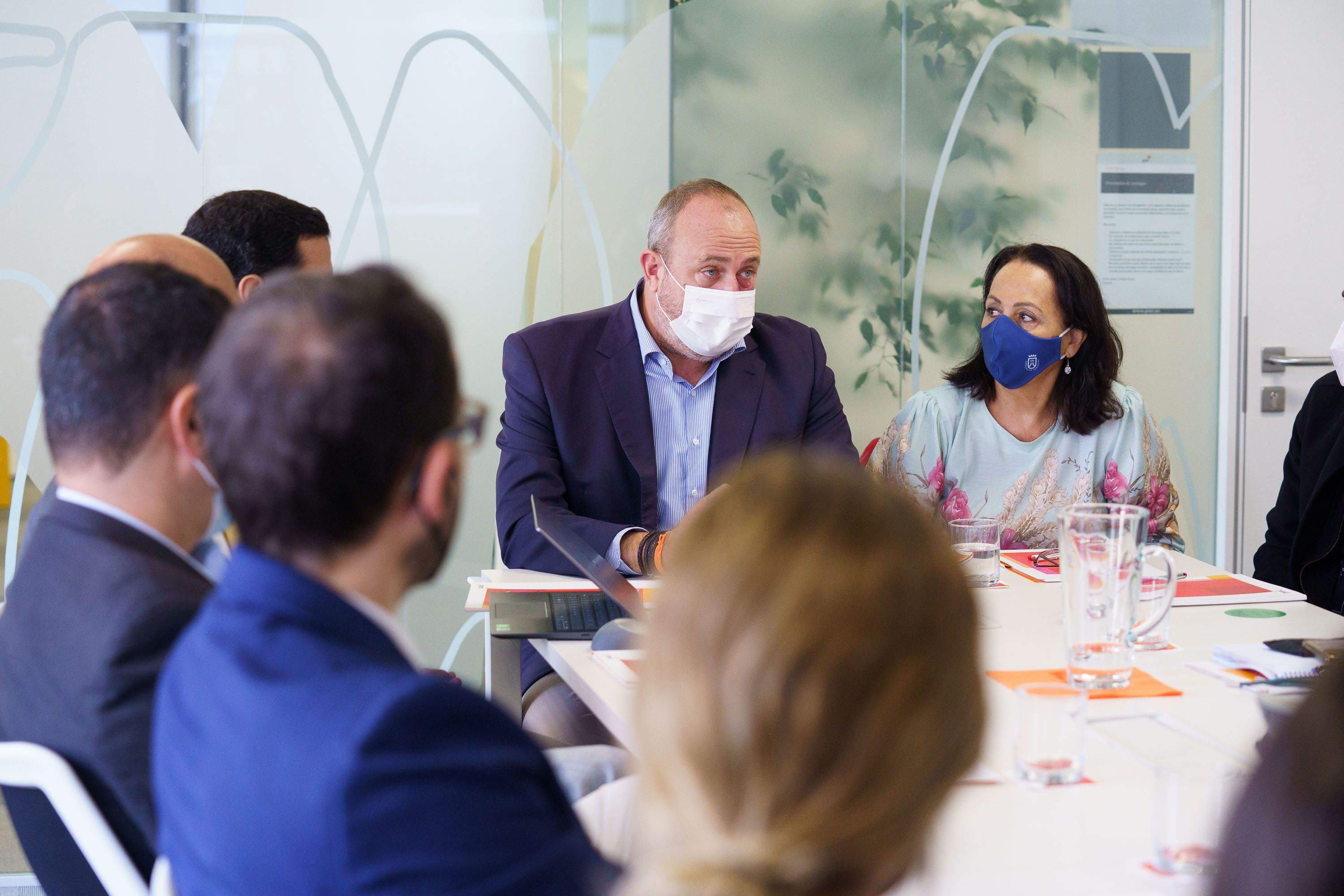El consejero de Innovación Enrique Arriaga junto con la directora insular de Innovación, Aránzazu Artal. / Cedida 