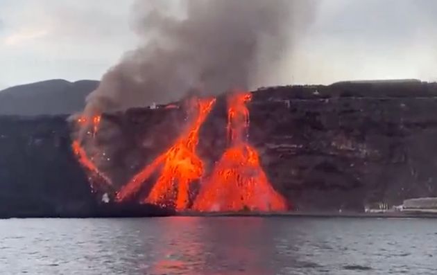 Las coladas de lava llegando a la costa de Los Guirres en La Palma. / Involcan 