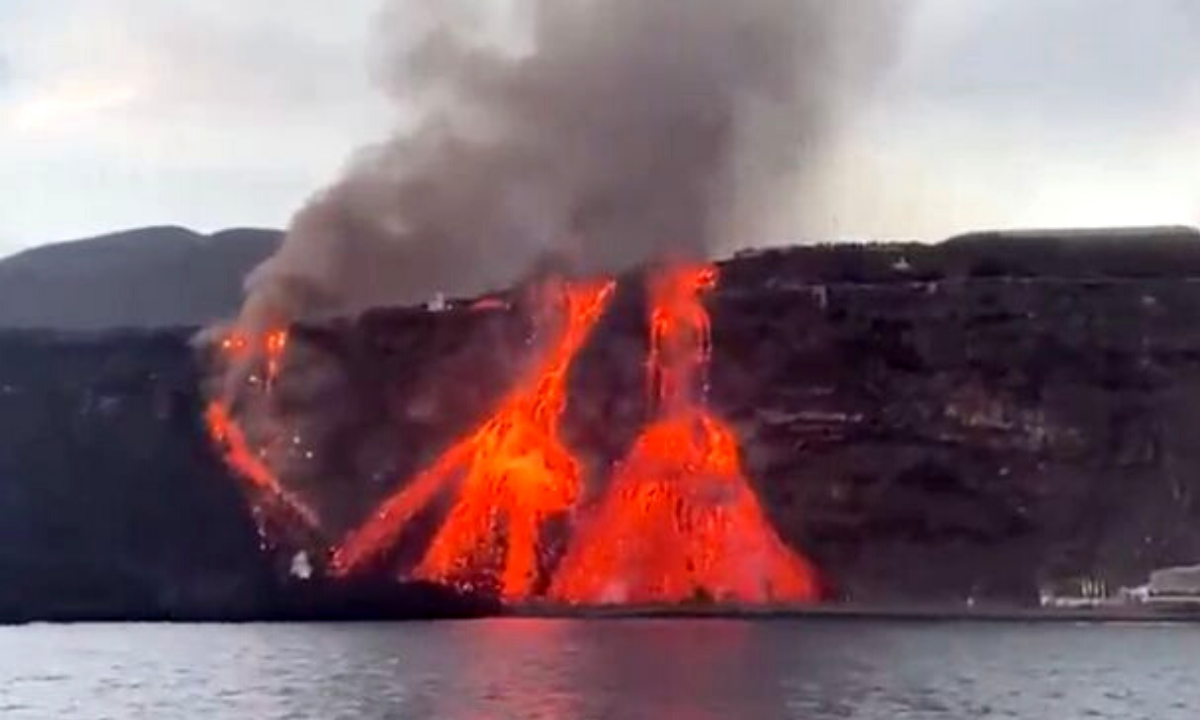 La lava llegando a la costa de Los Guirres en La Palma. / Involcan 