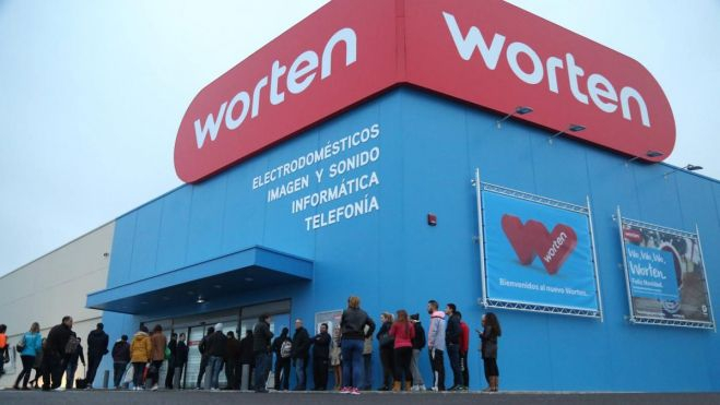 Un grupo de personas esperando la apertura de uno de los establecimientos de Worten. / Worten 