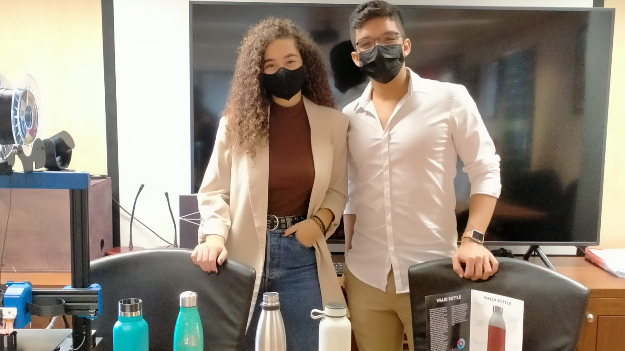 Víctor y Ana, cofundadores de la empresa Walid, de botellas con filtros de carbono activo. / Atlántico Hoy