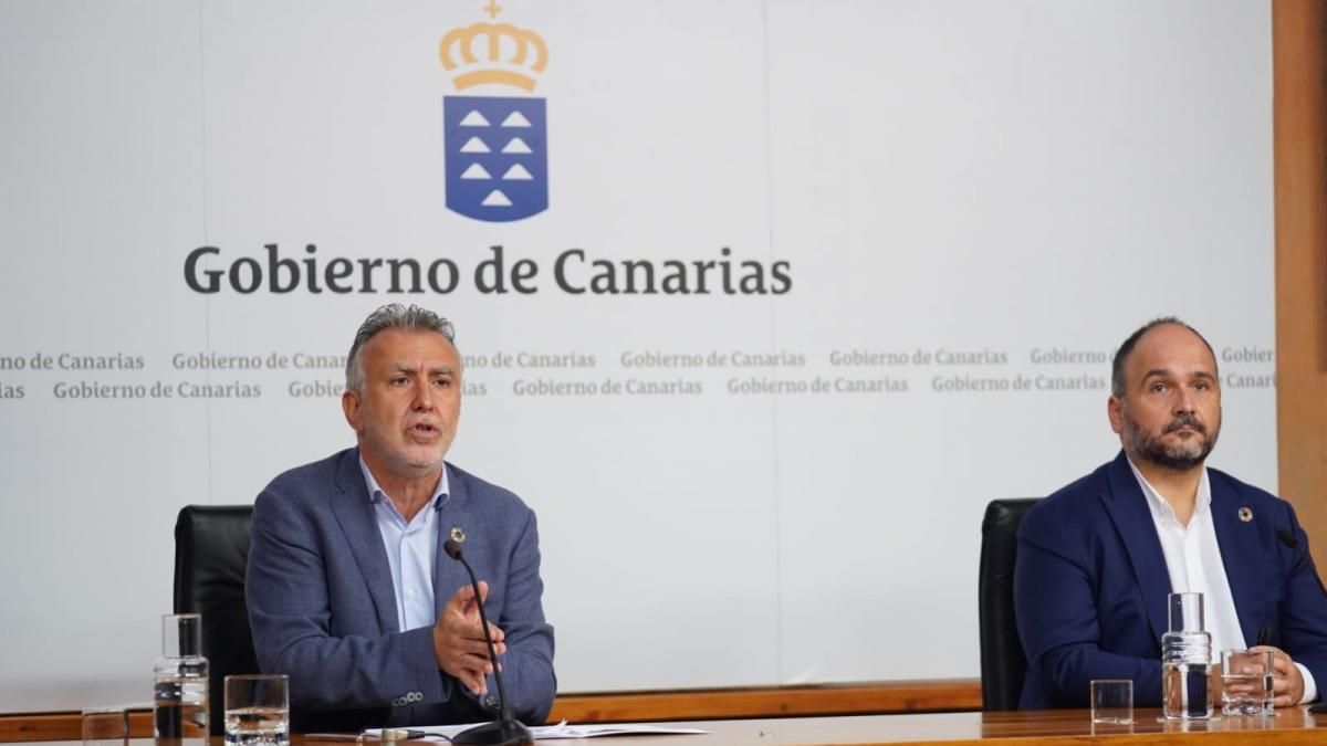 El presidente del Gobierno de Canarias, Ángel Víctor Torres, y el consejero de Transición Ecológica, José Antonio Valbuena en rueda de prensa. / Gobierno de Canarias 