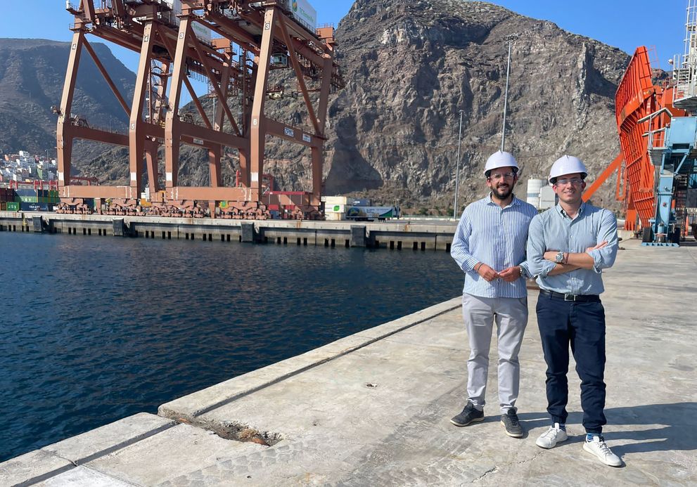 Diego Fabeiro, director de Desarrollo de Activos e Infraestructuras de Capital Energy -a la izquierda-, y Pablo Alcón, responsable de Eólica Marina de la compañía que quiere instalar la primera granja eólica marica de Canarias  / Capital Energy