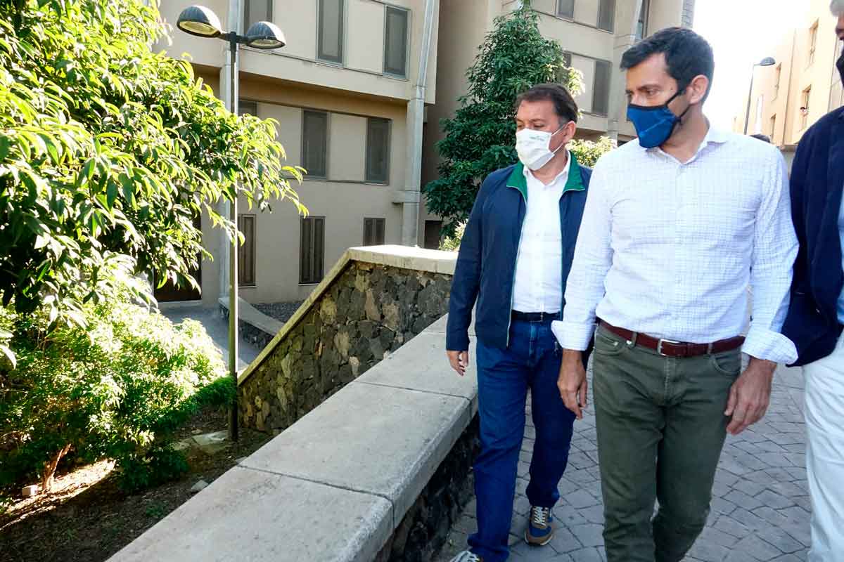 El concejal de Hacienda, Juan José Martínez, en primer término, junto al alcalde José Manuel Bermúdez, rechazan el nuevo impuesto de plusvalía./ Ayto. de Santa Cruz