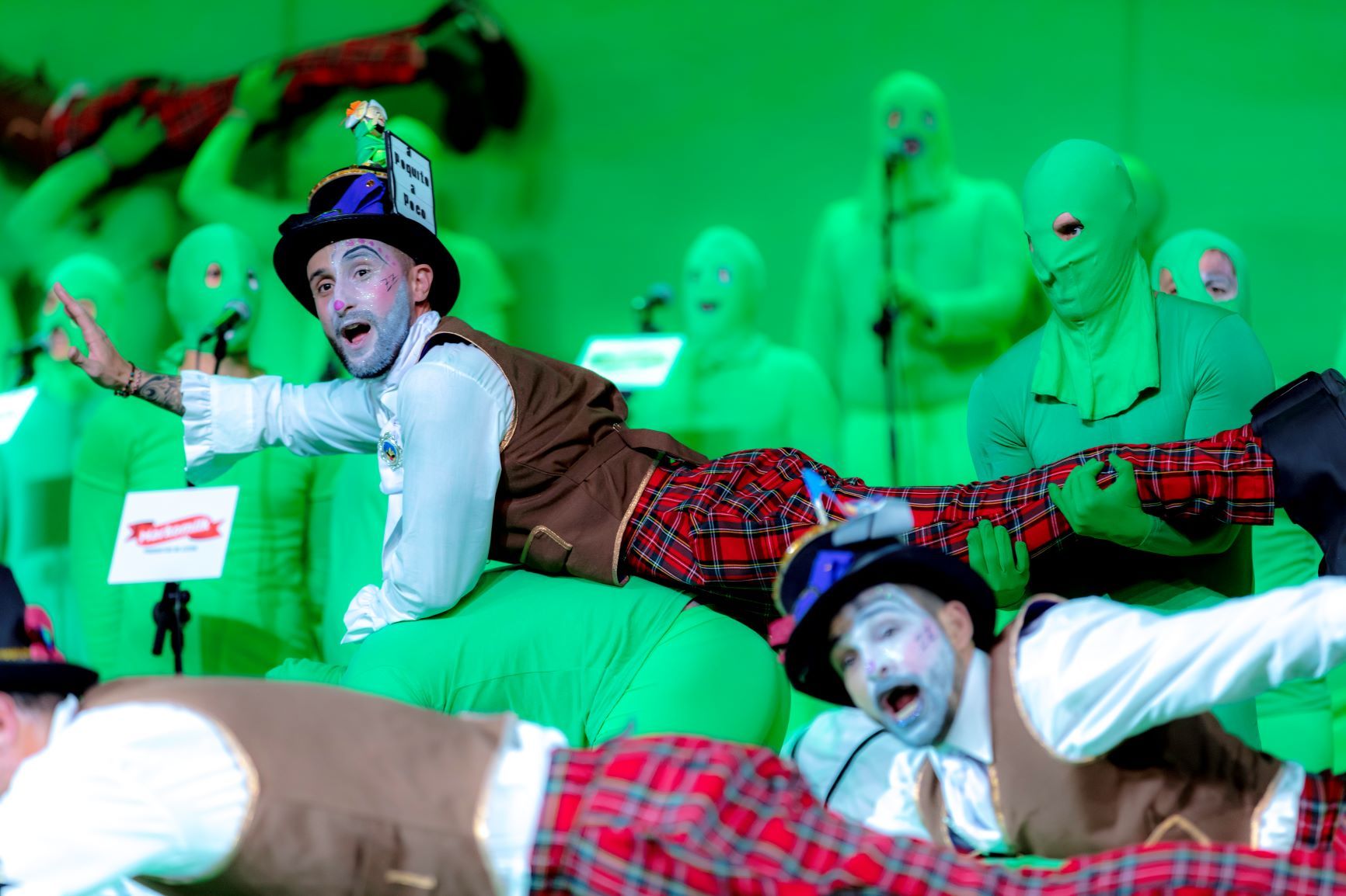 Momento de una actuación de la murga Zeta Zeta, un de los casi cien grupos que participarán en el carnaval./ Cedida Ayto. de Santa Cruz