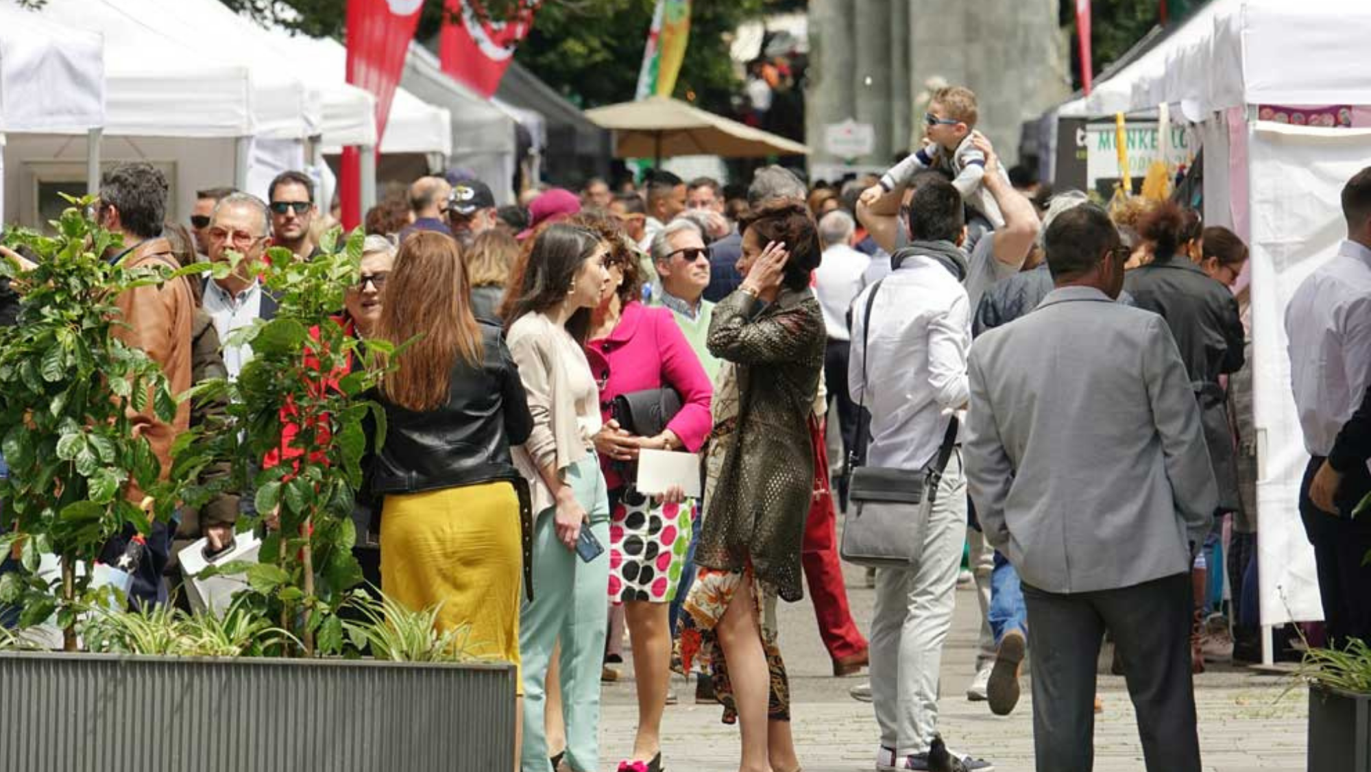 Grupo de gente durante una edición del Plenilunio de Santa Cruz de Tenerife (Canarias). / EP.