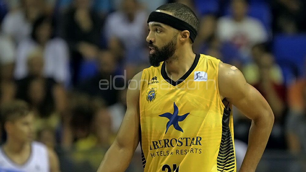White CB Canarias ante Obradoiro | @jacfotografo