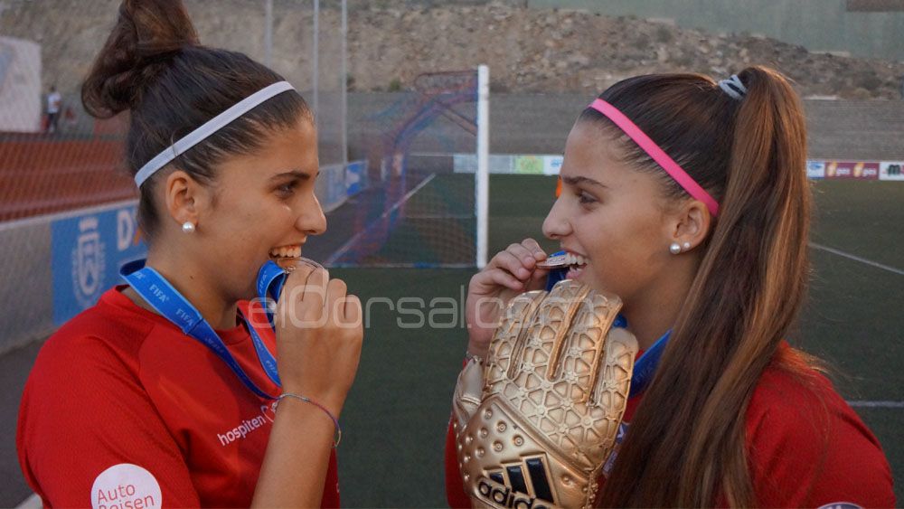 noelia-y-natalia-ramos-mordiendo-medalla-de-bronce