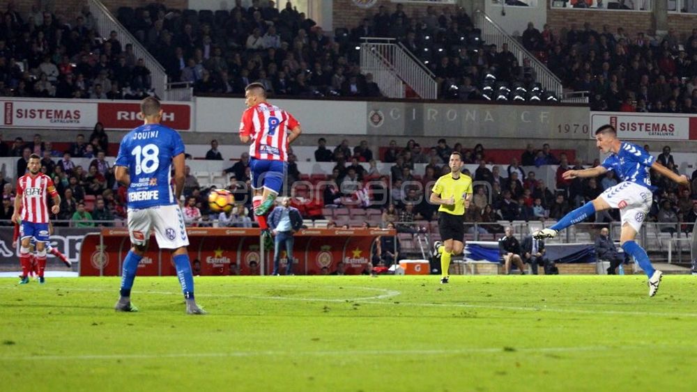 Lanzamiento de Álex García, CD Tenerife, ante el Girona FC