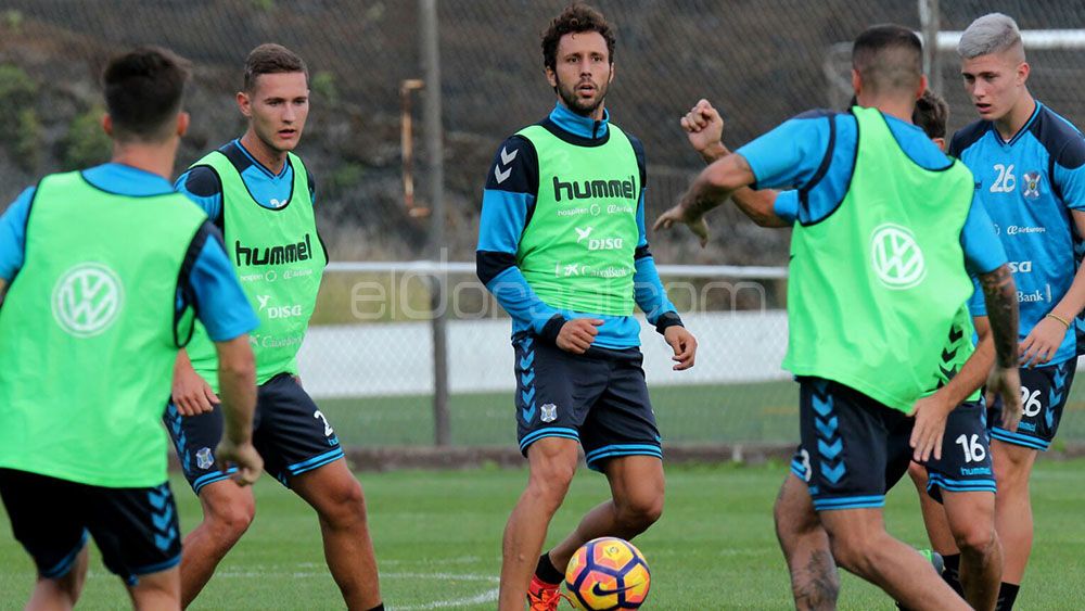 german-junto-a-varios-companeros-en-un-entrenamiento