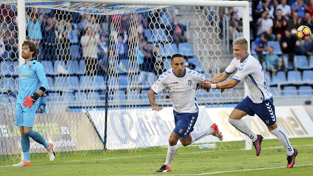 Suso Santana y Cristo González celebran el gol de penalti