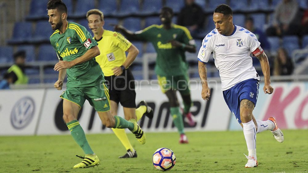suso-cd-tenerife-ante-el-cadiz-en-el-heliodoro