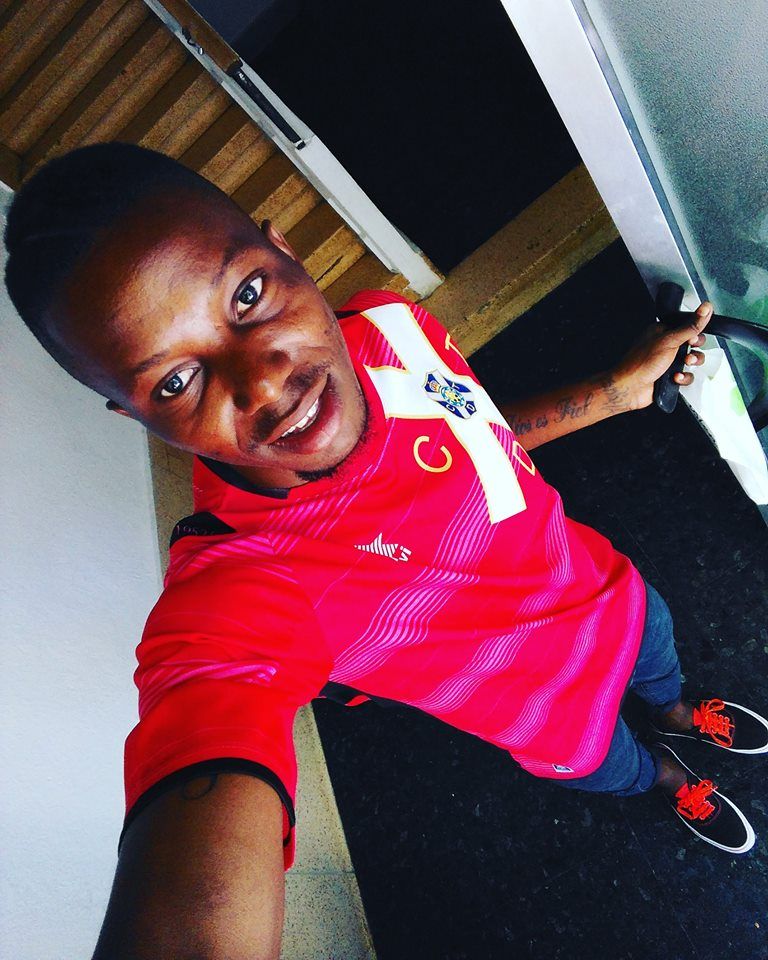 Román, joven guineano con la camiseta del CD Tenerife.