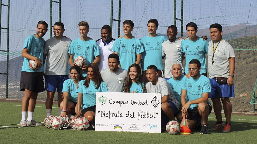 Monitores del Campus United Disfruta del Fútbol, junto a los miembros de Brasil Soccer Academy