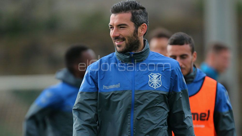 inaki-cd-tenerife-chubasquero-ciudad-deportiva