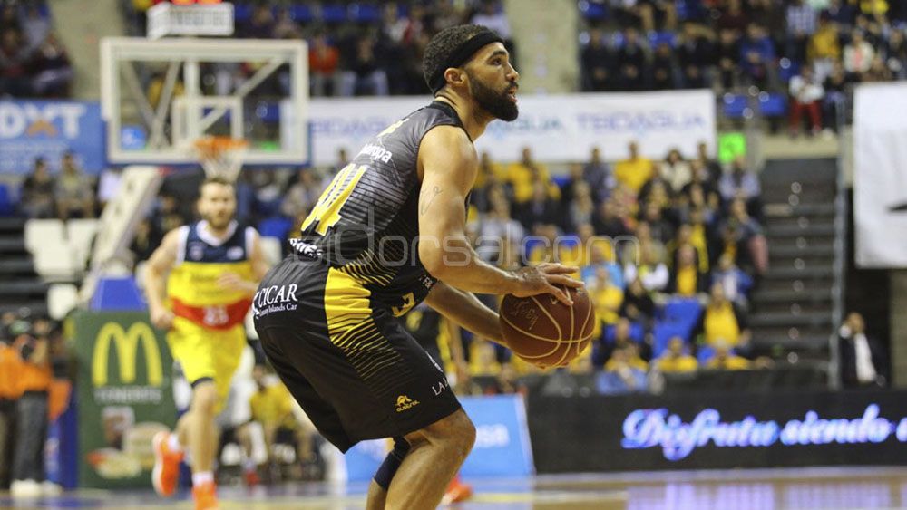 White se prepara para un triple