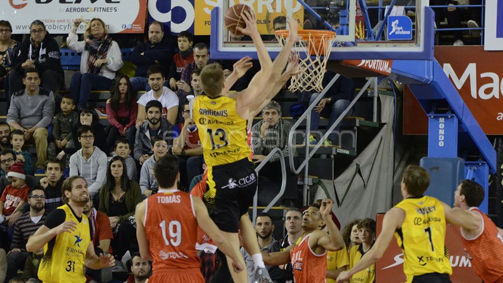 Grigonis entra a canasta ante el Manresa