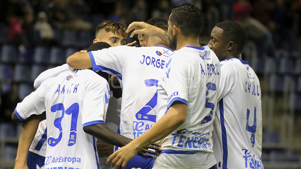 Germán es felicitado por sus compañeros tras su gol