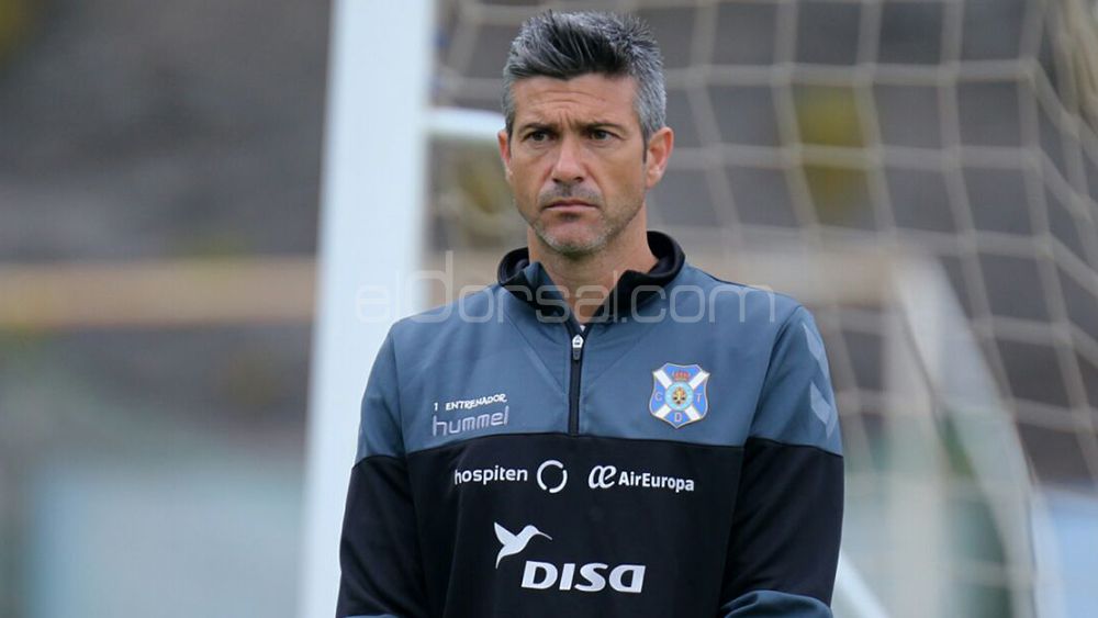 Martí, entrenador del CD Tenerife, durante un entrenamiento en El Mundialito
