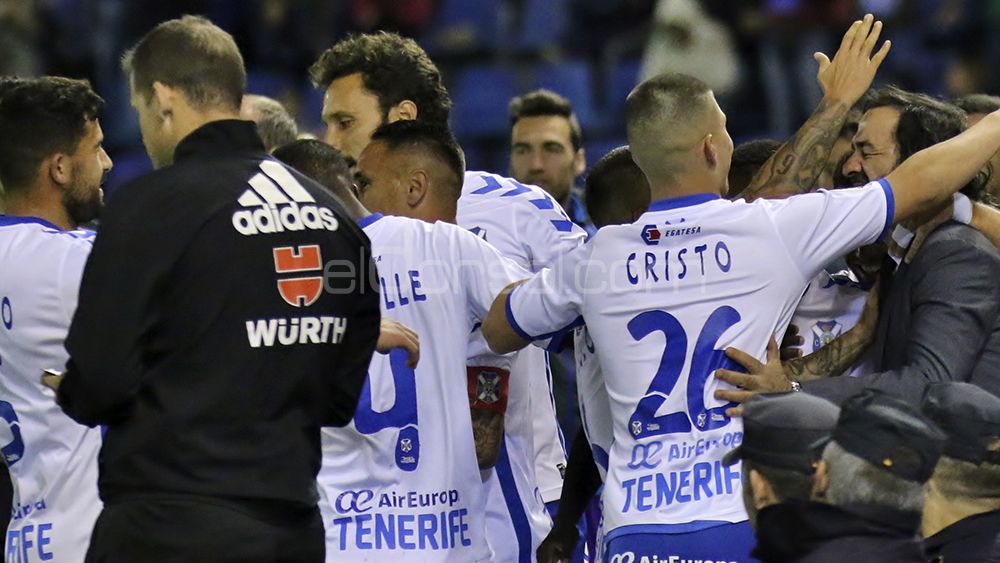 Amath y sus compañeros se funden en un abrazo con el delegado de equipo