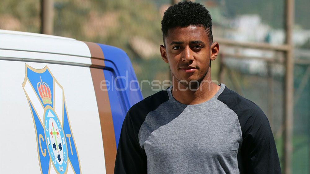 Lozano con el escudo del CD Tenerife