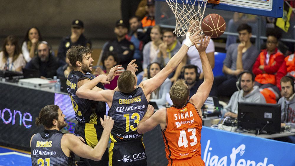 Lucha de Grigonis ante el Valencia