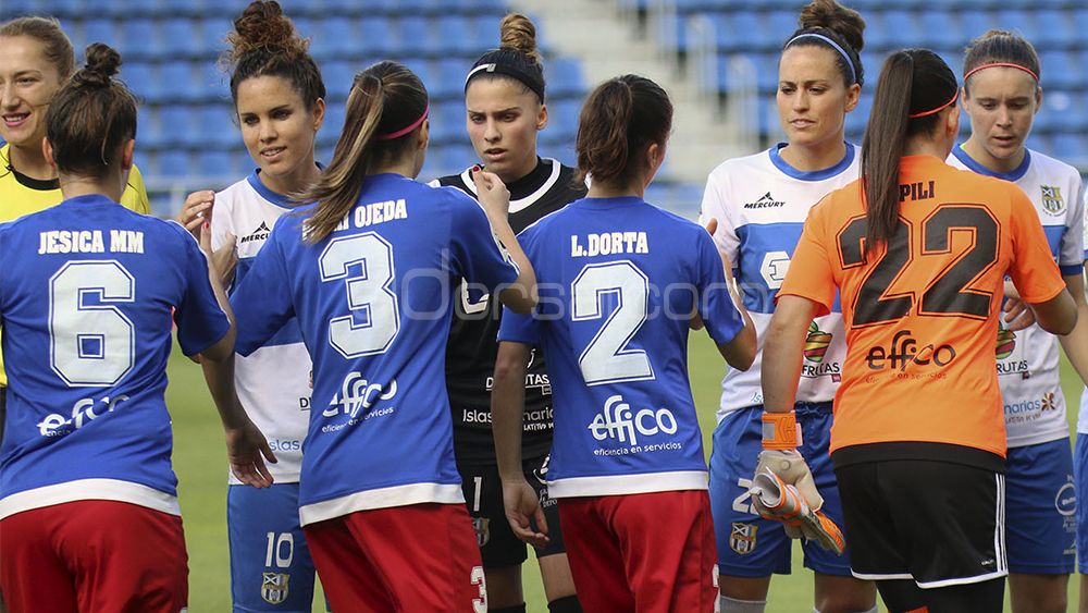 las jugadoras de la UDG Tenerife y UD Tacuense en el saludo inicial