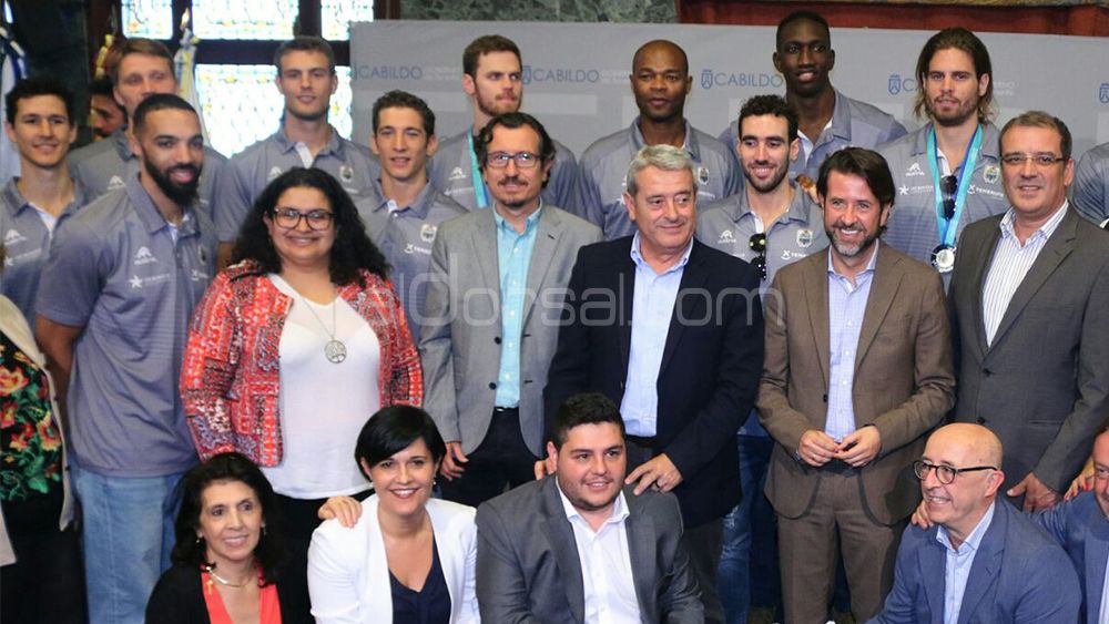 Foto de familia en el Cabildo