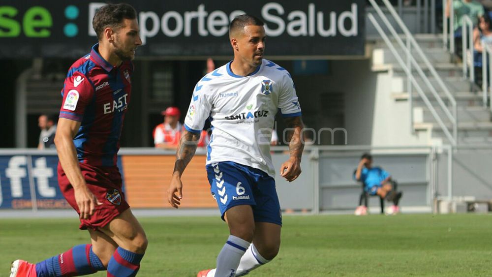 Imagen de archivo de Vitolo, ex jugador del Tenerife, ante el Levante./