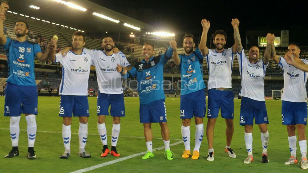 Jugadores celebran el triunfo ante el Cádiz