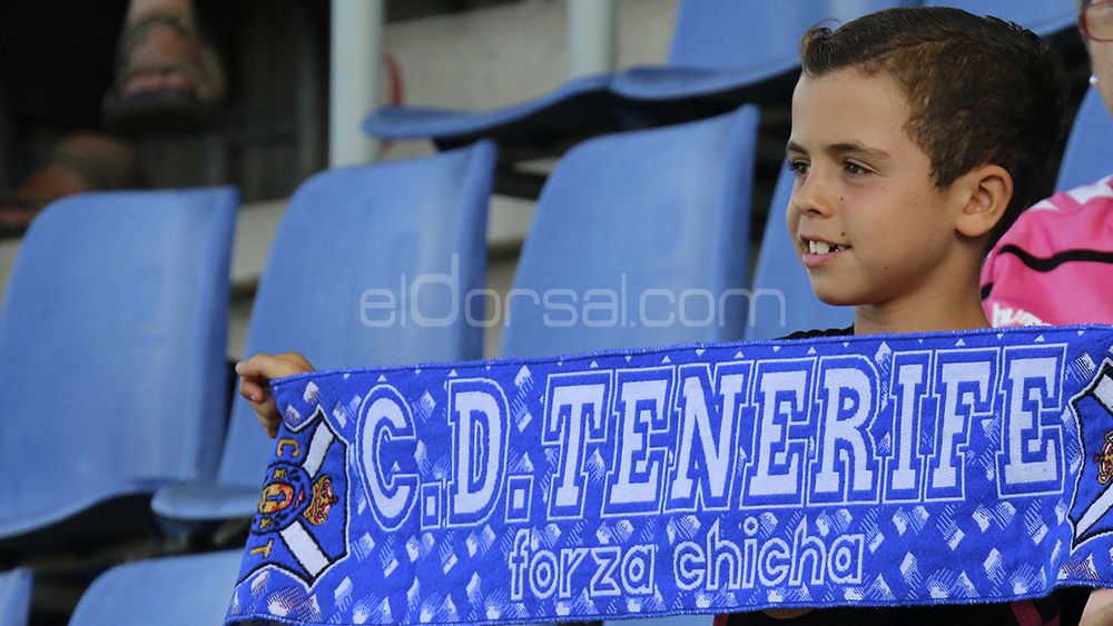Un pequeño aficionado blanquiazul, muestra orgulloso su bufanda