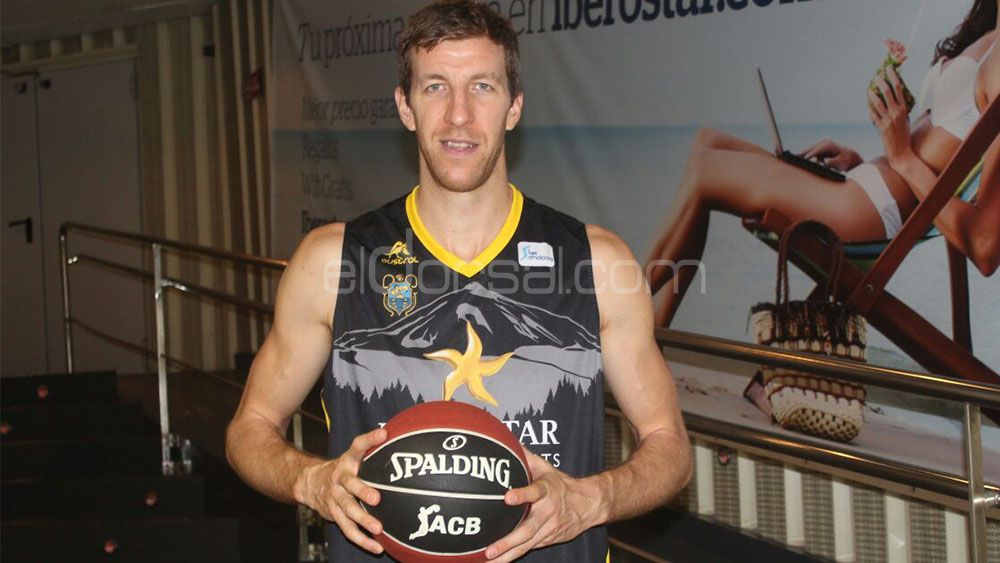 Fran Vázquez con el balón