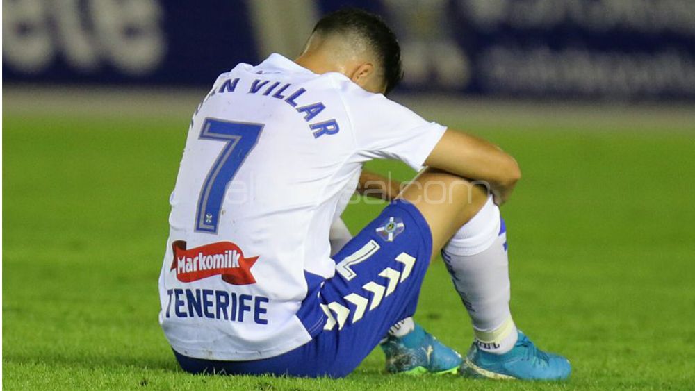 Juan Villar tendido en el césped del Heliodoro