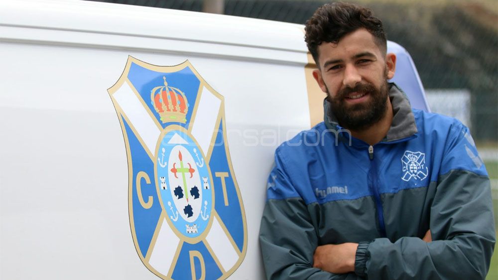 Alberto junto al escudo del CD Tenerife