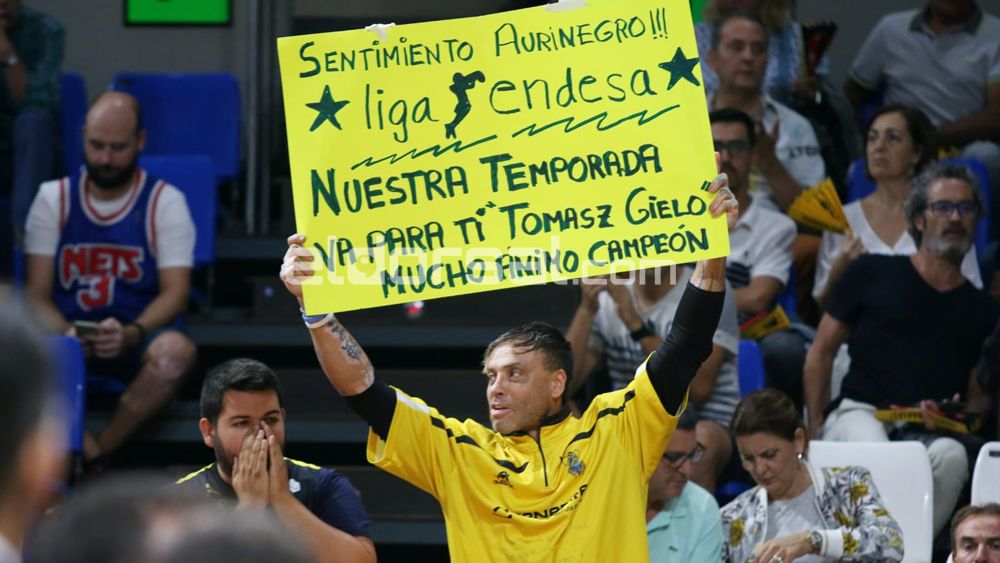 Alexis, aficionado del Iberostar Tenerife, con una pancarta de apoyo a Tomasz Gielo | @jacfotografo