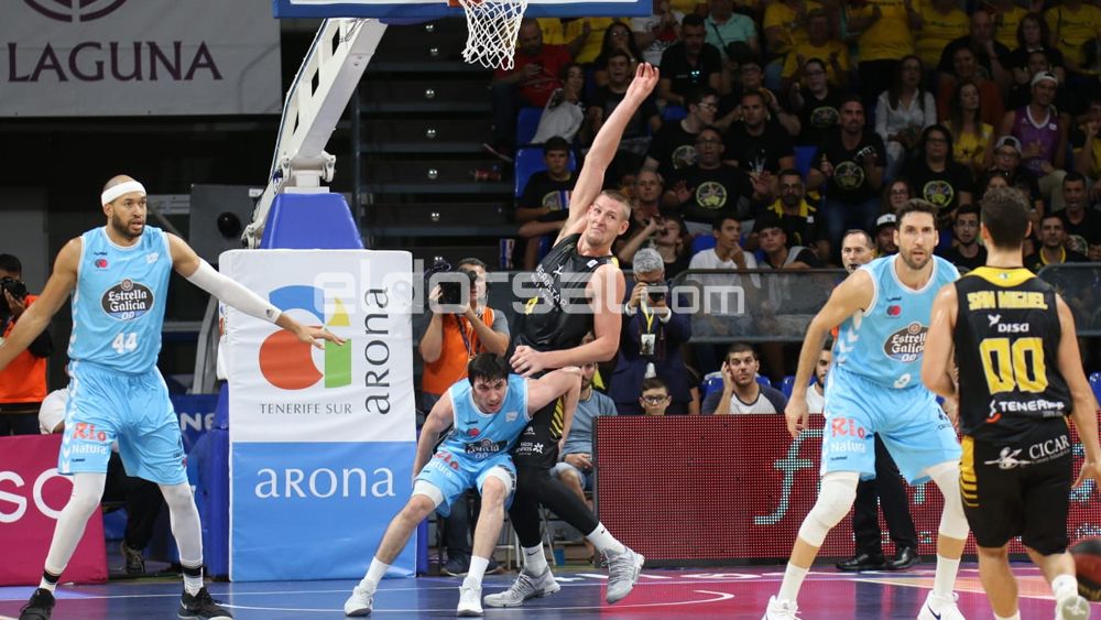Colton Iverson, Iberostar Tenerife, defendido por Lucio Redivo | @jacfotografo
