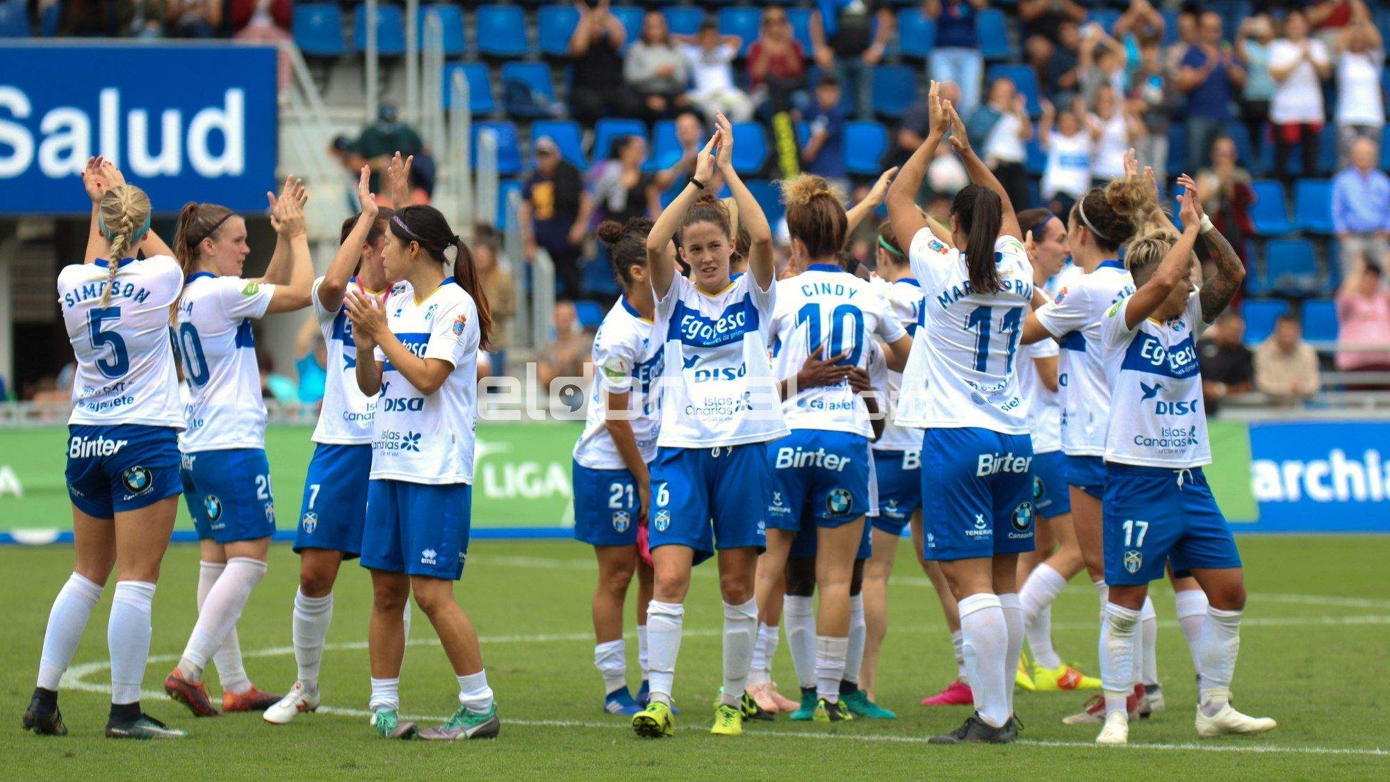 Las jugadoras del UDG Tenerife agradecen el apoyo del Heliodoro | @jacfotografo