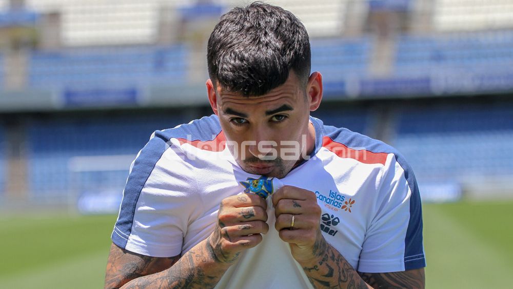Nano besa escudo CD Tenerife