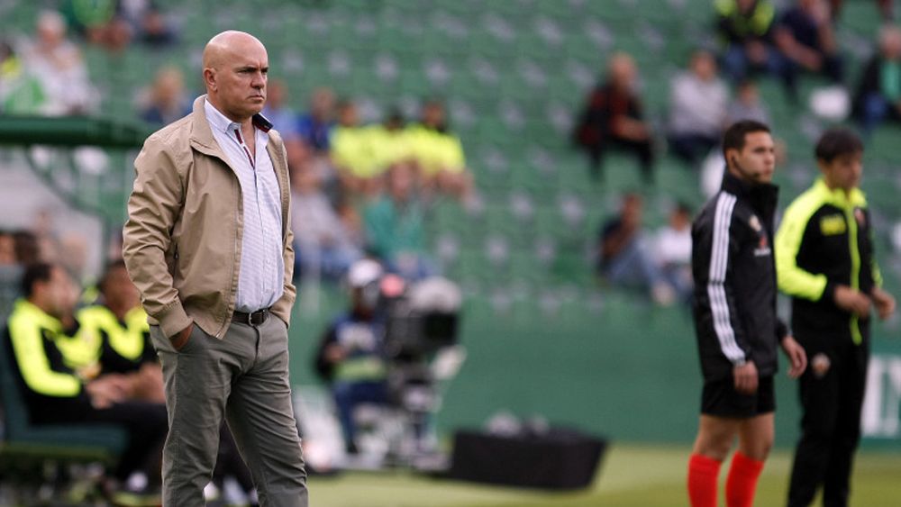 El entrenador del CD Tenerife Luis César Sampedro en el debut en Elche / @LaLiga