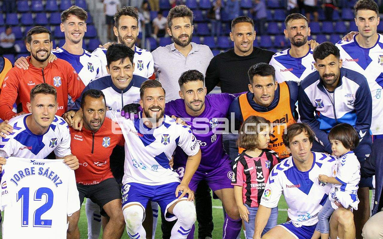 La plantilla blanquiazul junto a Jorge y Raúl en su despedida