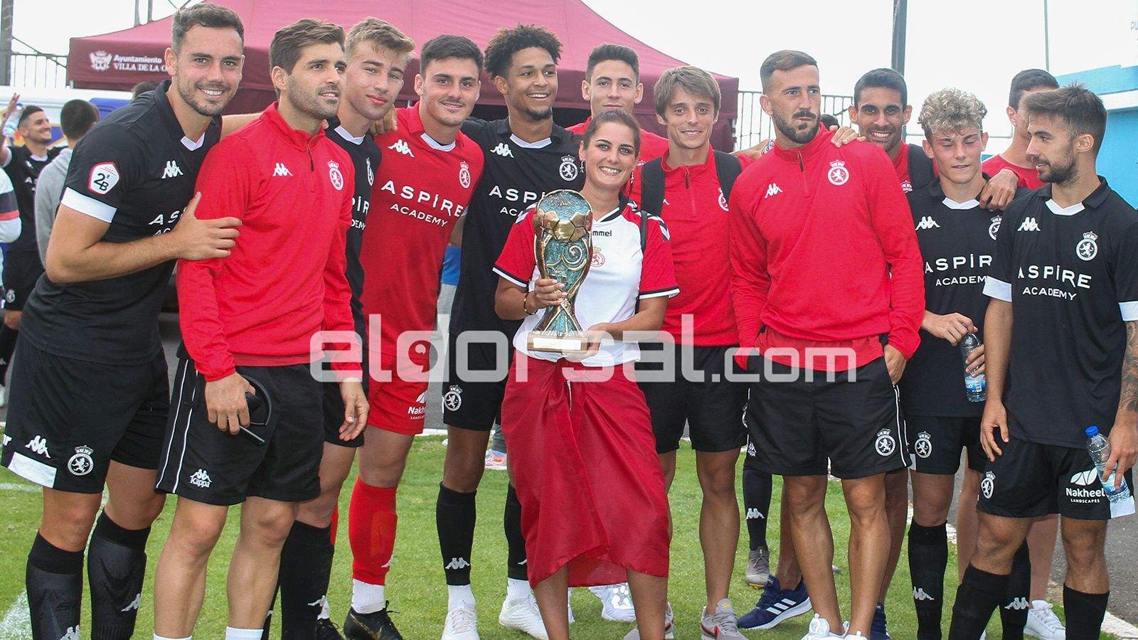 La Cultural Leonesa con el trofeo de campeón / @jacfotografo