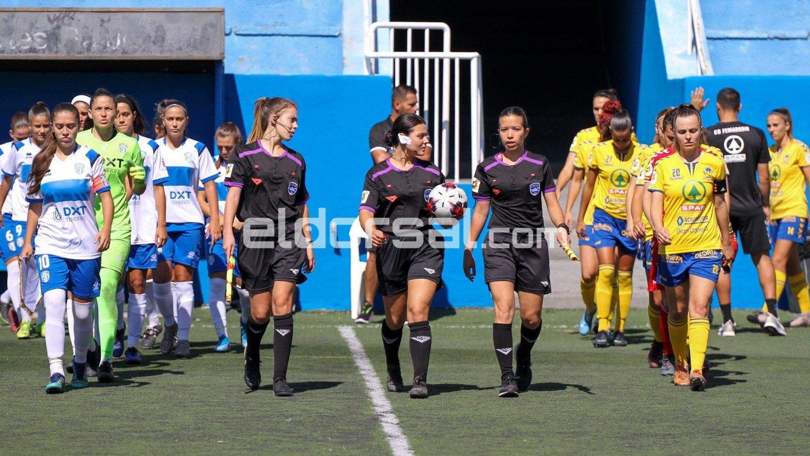ambos equipos y el trío arbitral a la salida de vestuarios / @jacfotogrfo
