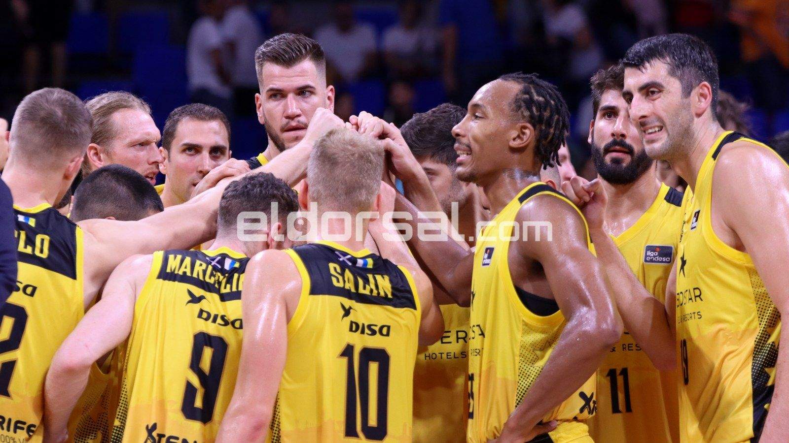 Los jugadores del Iberostar Tenerife al finalizar el partido / @jacfotografo