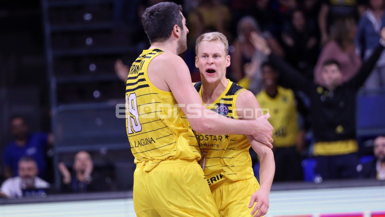 Sasu Salin y Shermadini tras anotar el primero el triple de la victoria ! @jacfotografo