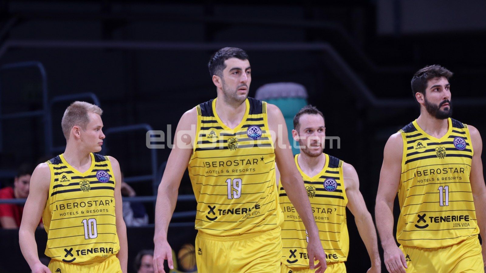 Caras serias en los jugadores del Iberostar Tenerife |@jacfotografo