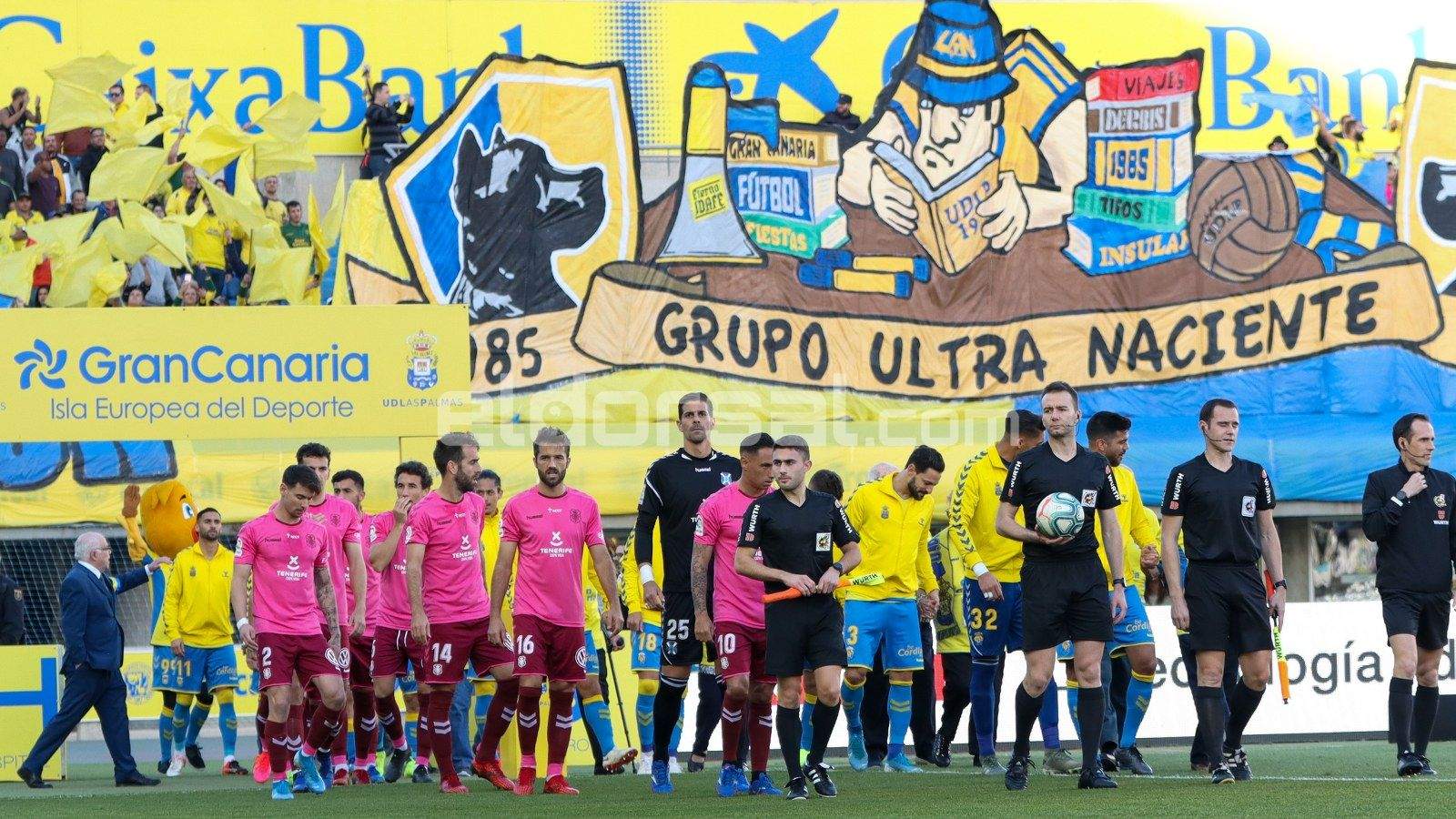 Salida de ambas formaciones en el derbi |@jacfotografo