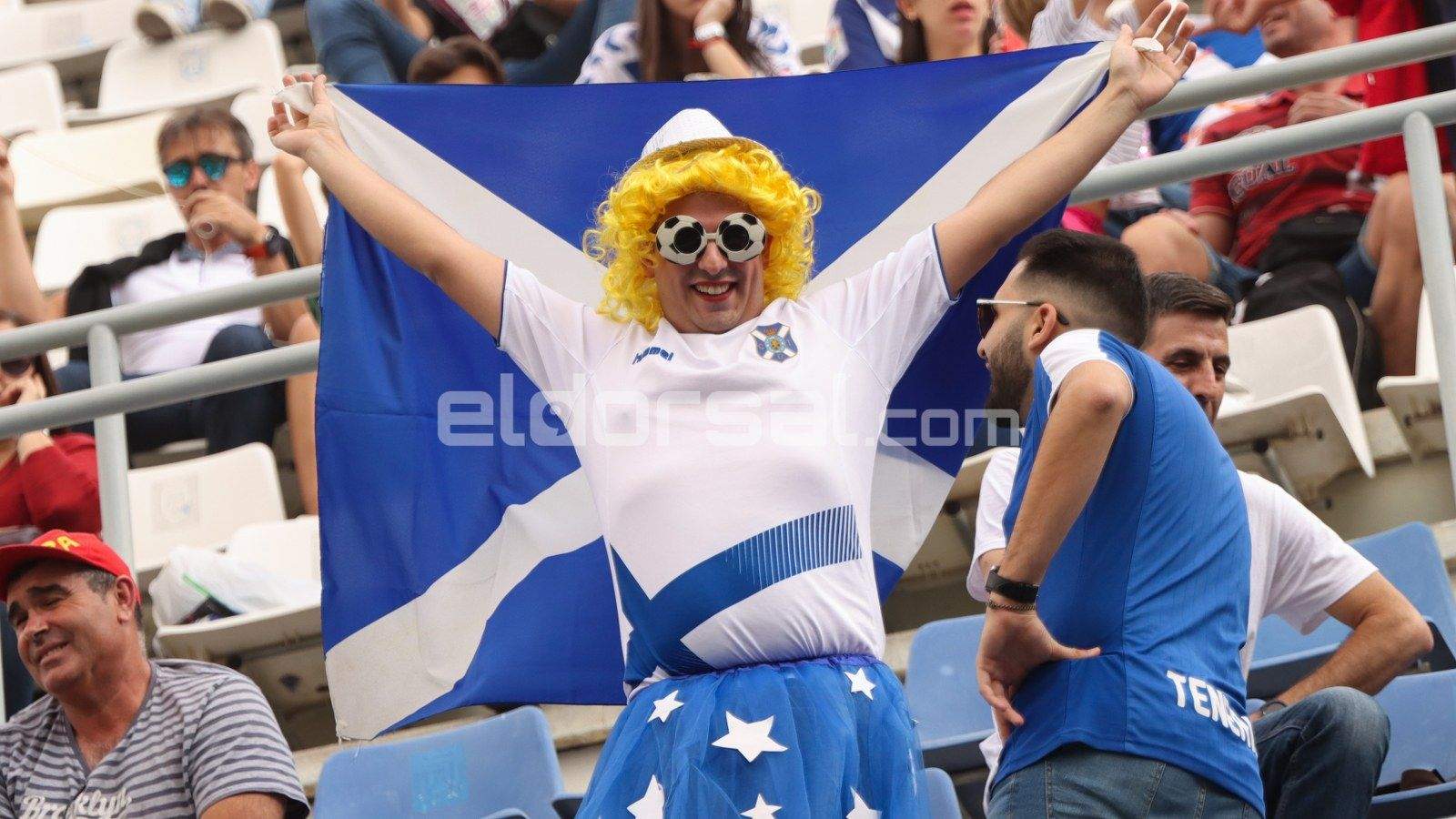 Un aficionado con su disfraz y su bandera |@jacfotografo