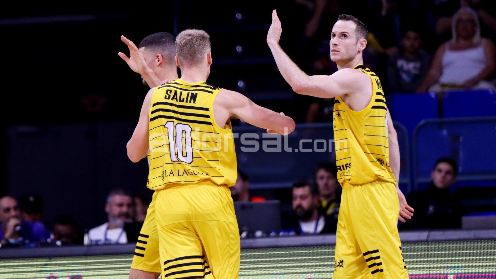 Marcelinho Huertas y Salim se felicitan |@jacfotografo