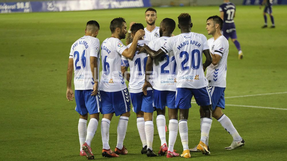 Los jugadores del CD Tenerife celebran un gol