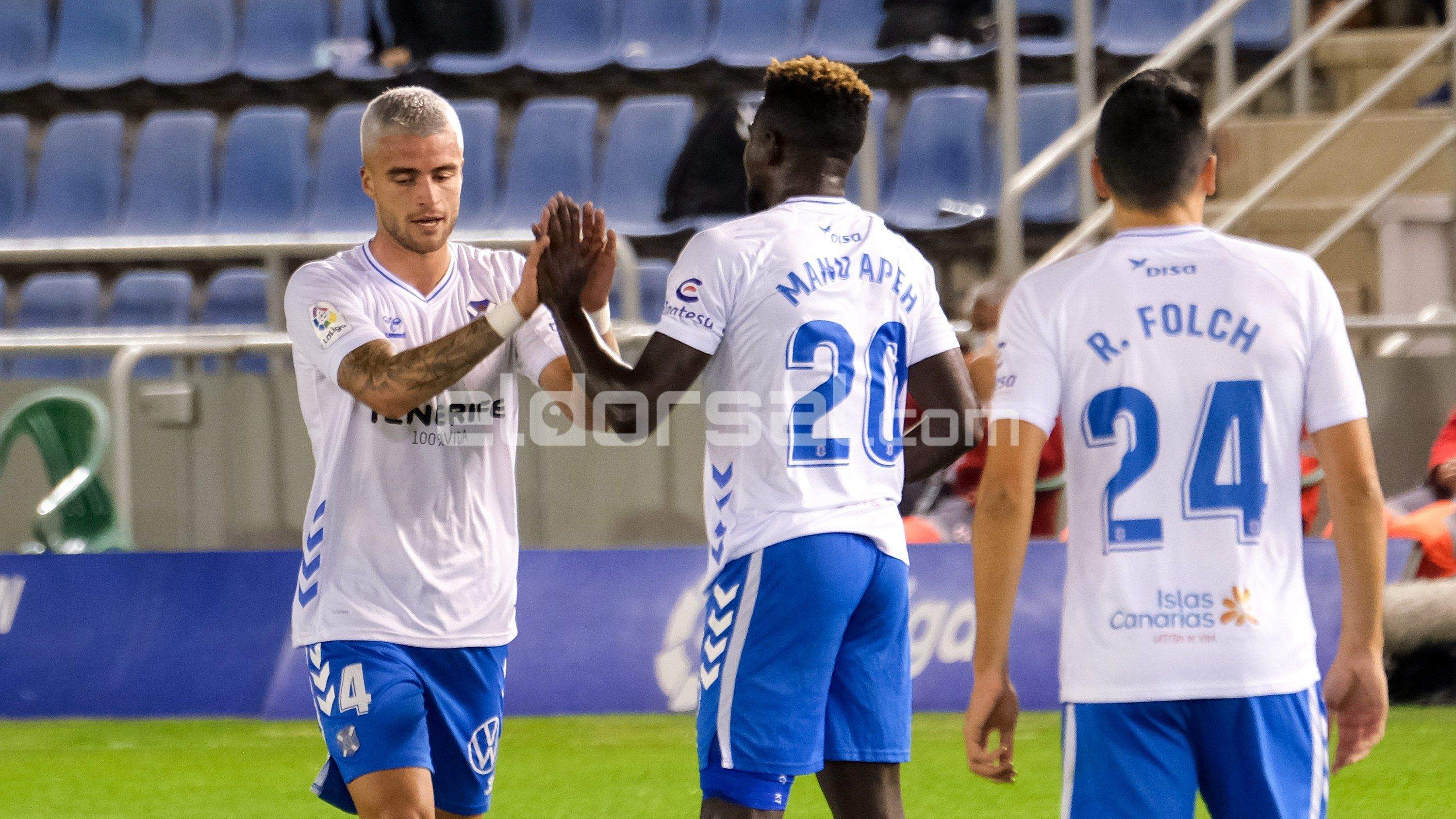 Bruno Wilson con Manu Apeh tras anotar el gol del del CD Tenerife | @jacfotografo